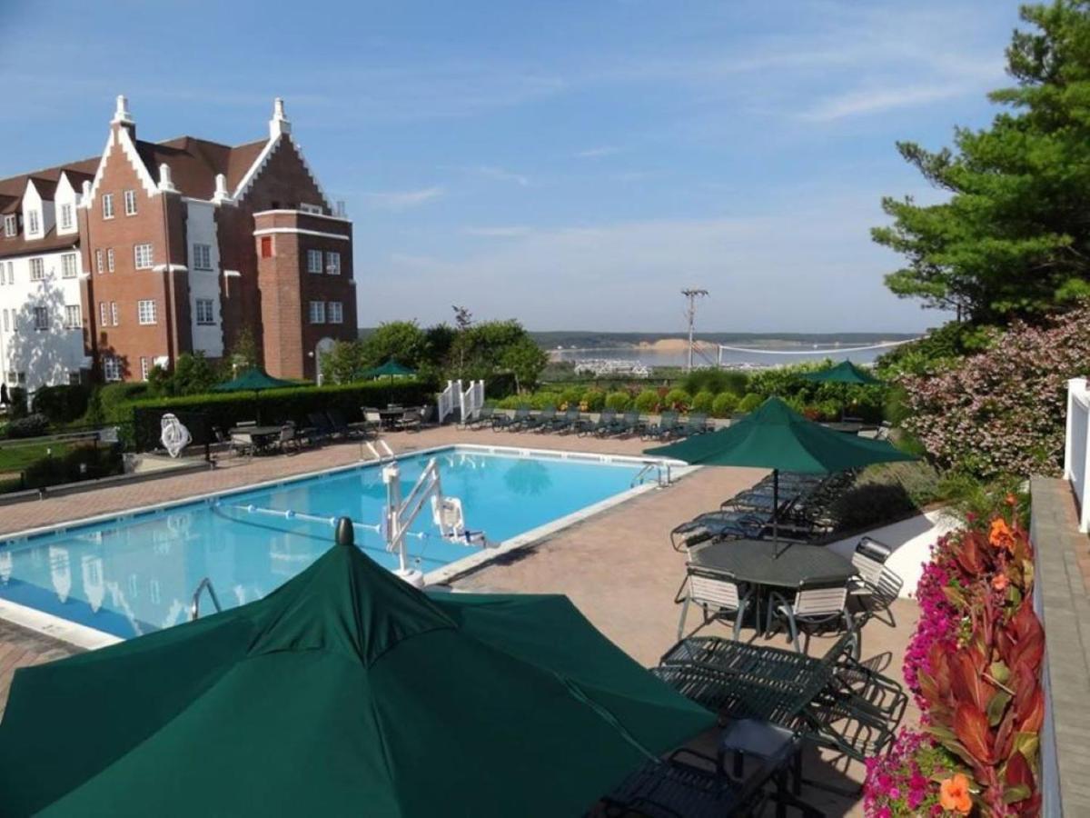 Отель Montauk Manor Экстерьер фото The pool at the Ocean House