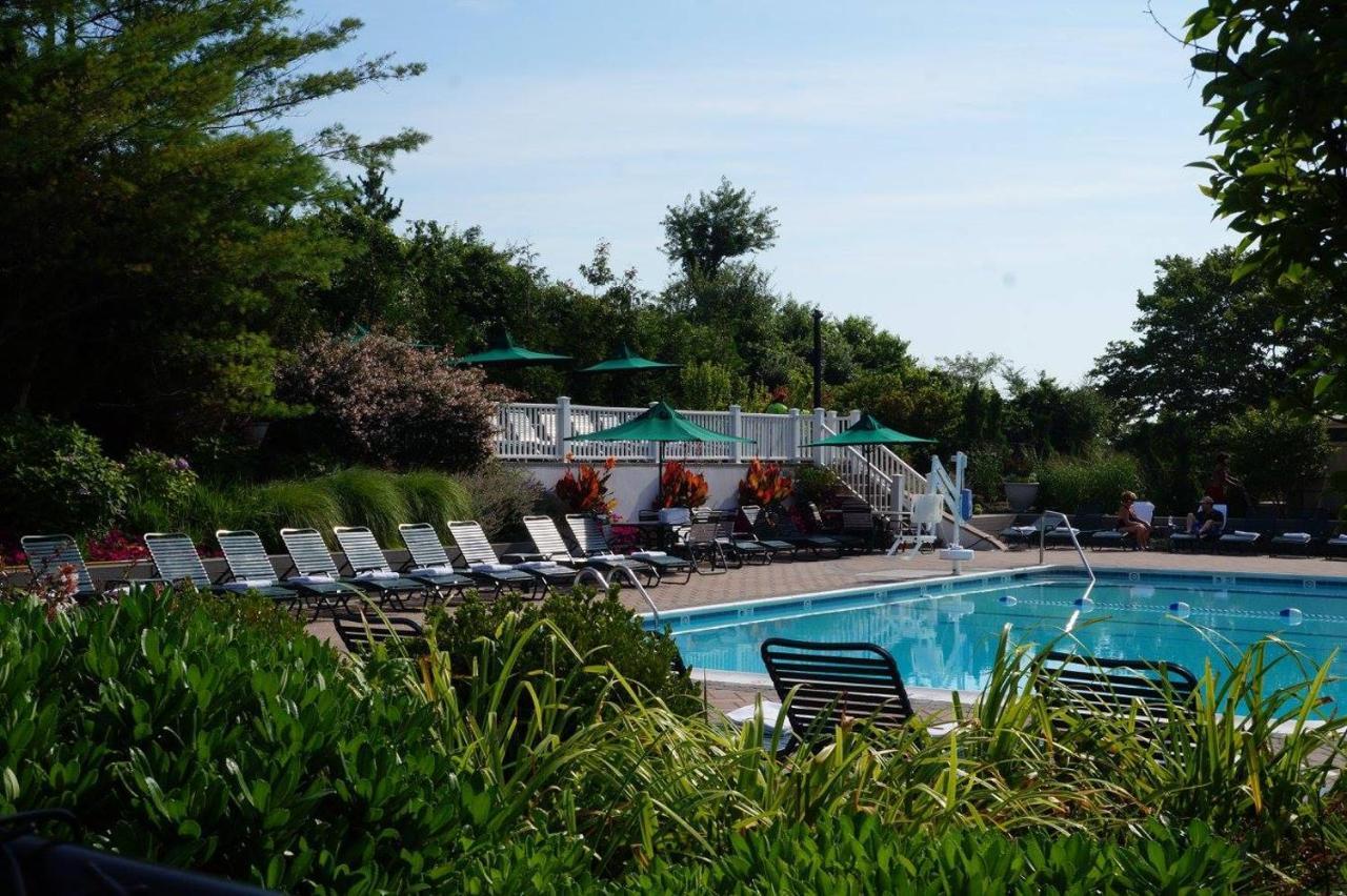 Отель Montauk Manor Экстерьер фото The pool at the Ocean House