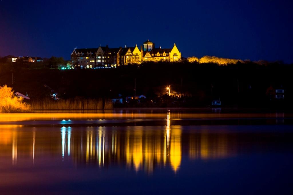 Отель Montauk Manor Экстерьер фото The Ocean House at night