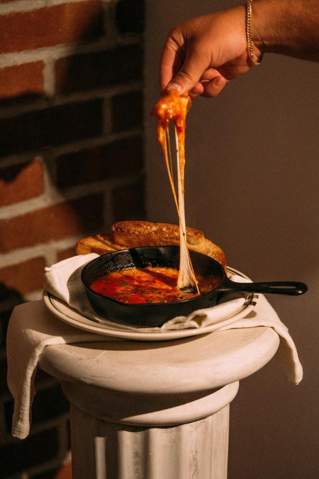 Отель Montauk Manor Экстерьер фото A cast iron skillet with a handle