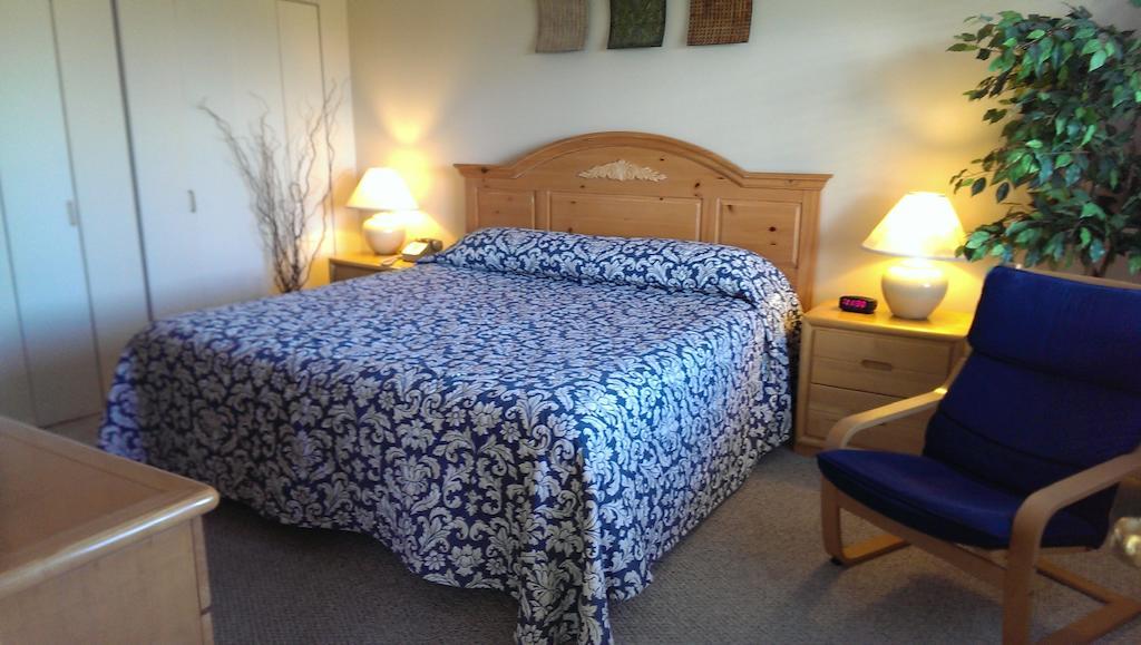 Отель Montauk Manor Номер фото A bed with a duvet