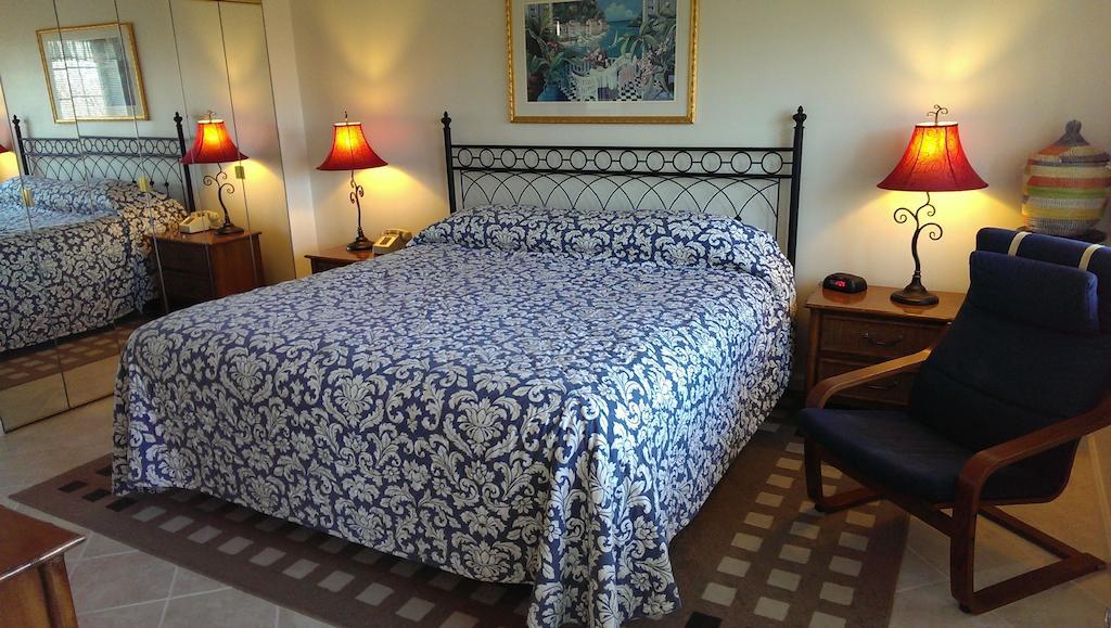 Отель Montauk Manor Номер фото A bed with a bedsheet