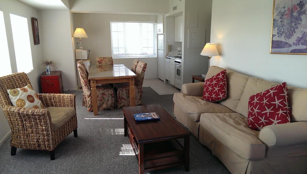 Отель Montauk Manor Экстерьер фото A living room in a typical apartment at the Inn at the Opera