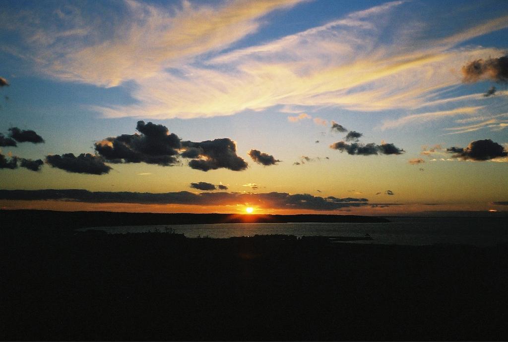 Отель Montauk Manor Экстерьер фото Sunset over the Atlantic Ocean