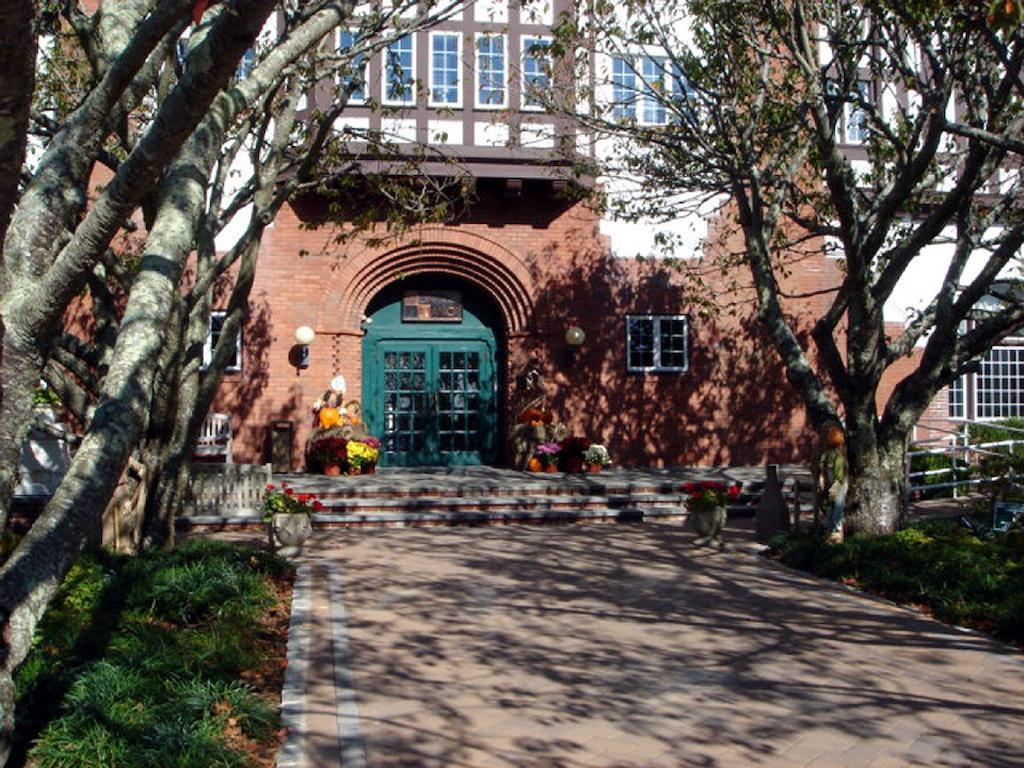 Отель Montauk Manor Экстерьер фото The entrance to the school