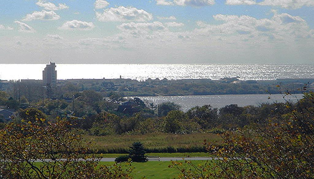 Отель Montauk Manor Экстерьер фото View of the Atlantic Ocean from the park