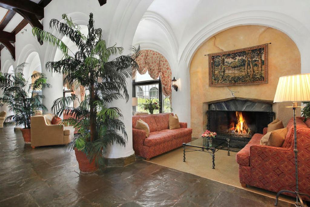 Отель Montauk Manor Экстерьер фото The lobby at the Hotel del Luna