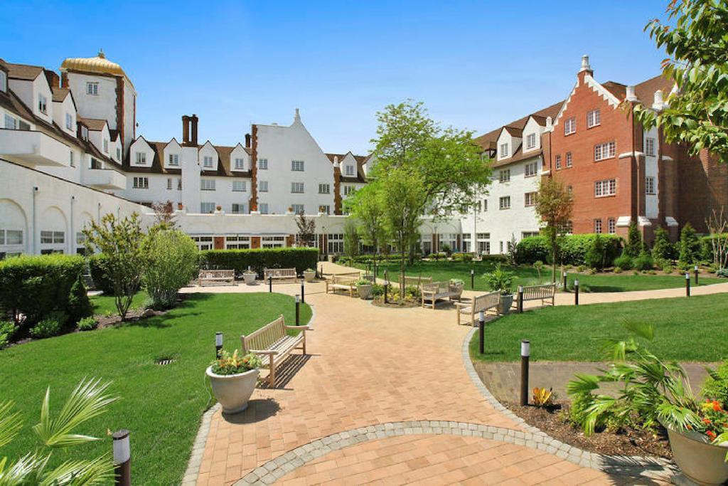 Отель Montauk Manor Экстерьер фото The courtyard at the former St. Mary's Hospital