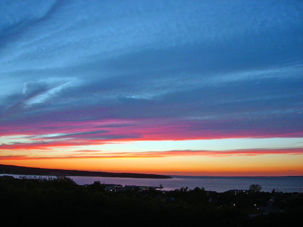 Отель Montauk Manor Экстерьер фото Sunset over the Gulf of Riga