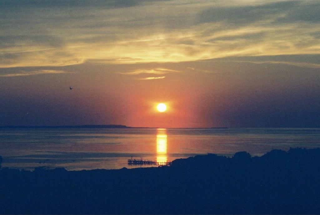 Отель Montauk Manor Экстерьер фото Sunset over the Gulf of Riga
