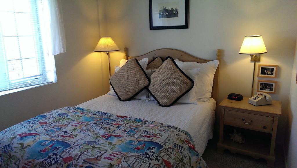 Отель Montauk Manor Экстерьер фото A bedroom at the Inn at the Opera