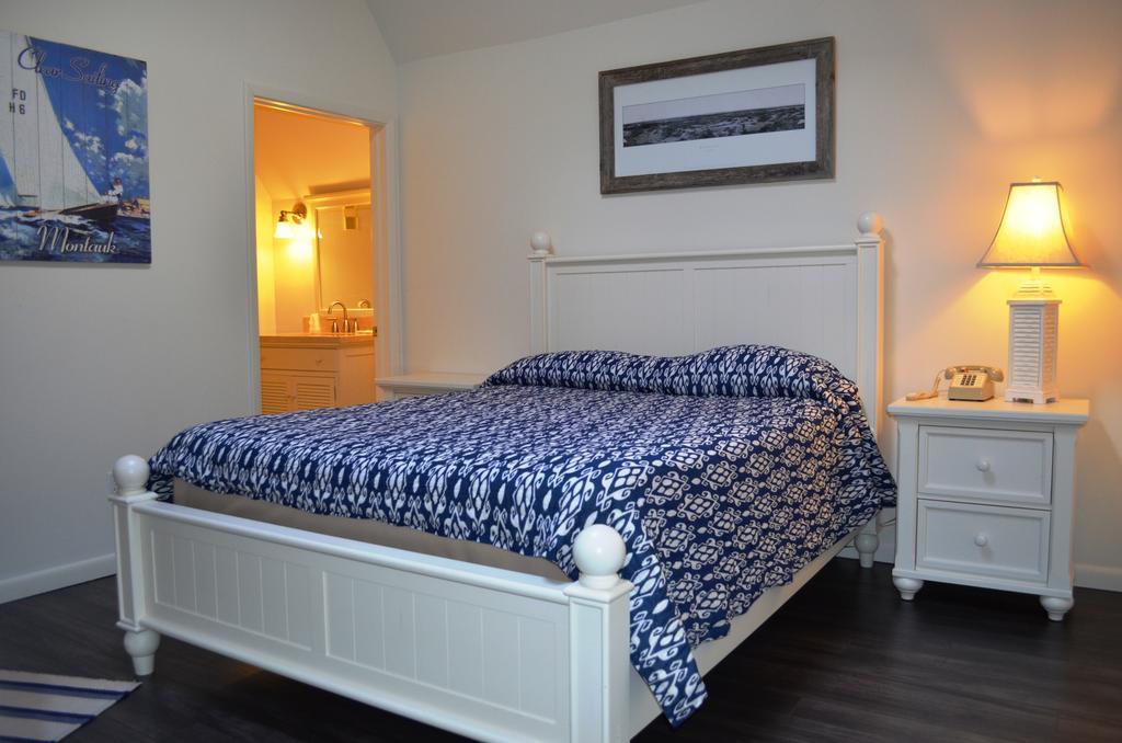 Отель Montauk Manor Экстерьер фото A bedroom at the Inn at the Opera